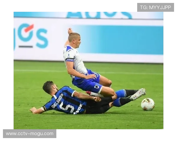 意甲球迷观赛体验：雨天打伞观战情侣镜头走红